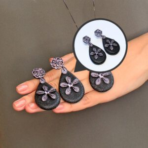 Brinco Pêndulo Flor com Zircônias Roxas